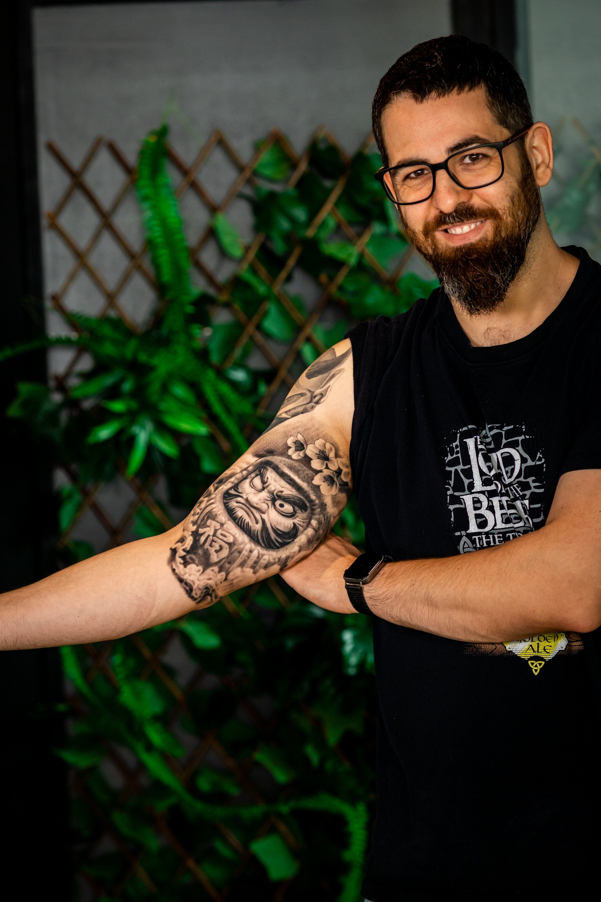 Tatuaje curado de muñeca Daruma en blanco y negro en el antebrazo
