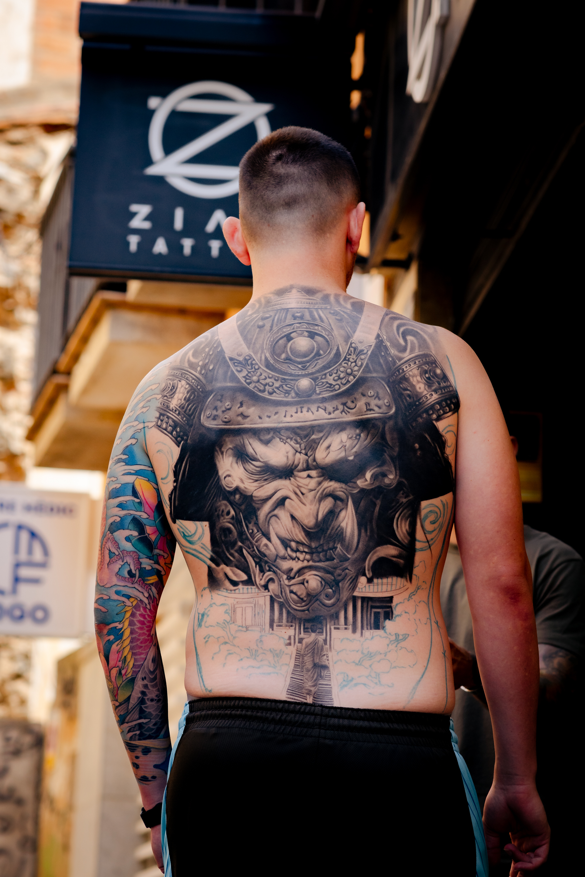 Tatuaje curado de máscara oni samurái y dragón en la espalda, a la puerta de Zian Tattoo