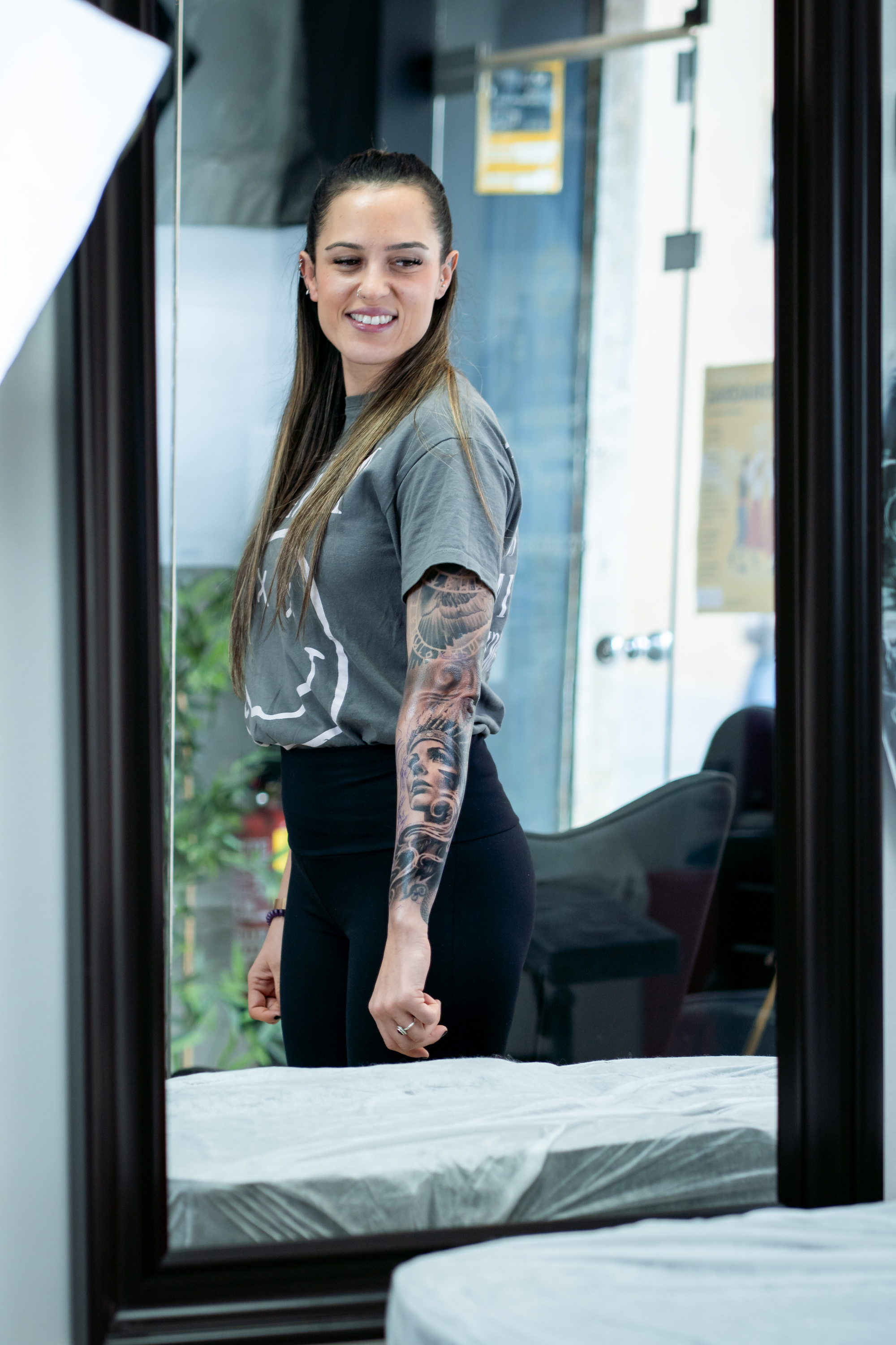 Tatuaje curado de retrato con tocado de plumas en el antebrazo