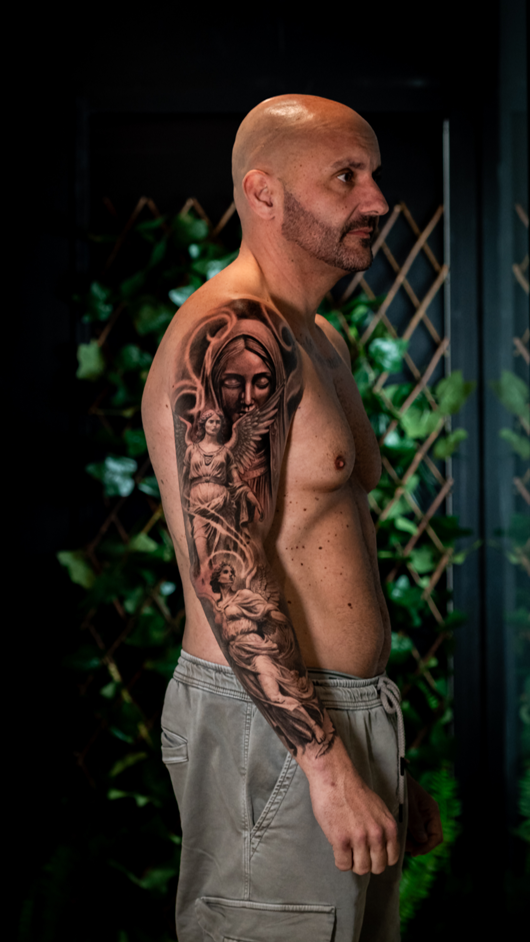 Tatuaje realista de esculturas religiosas y ángeles en el brazo completo