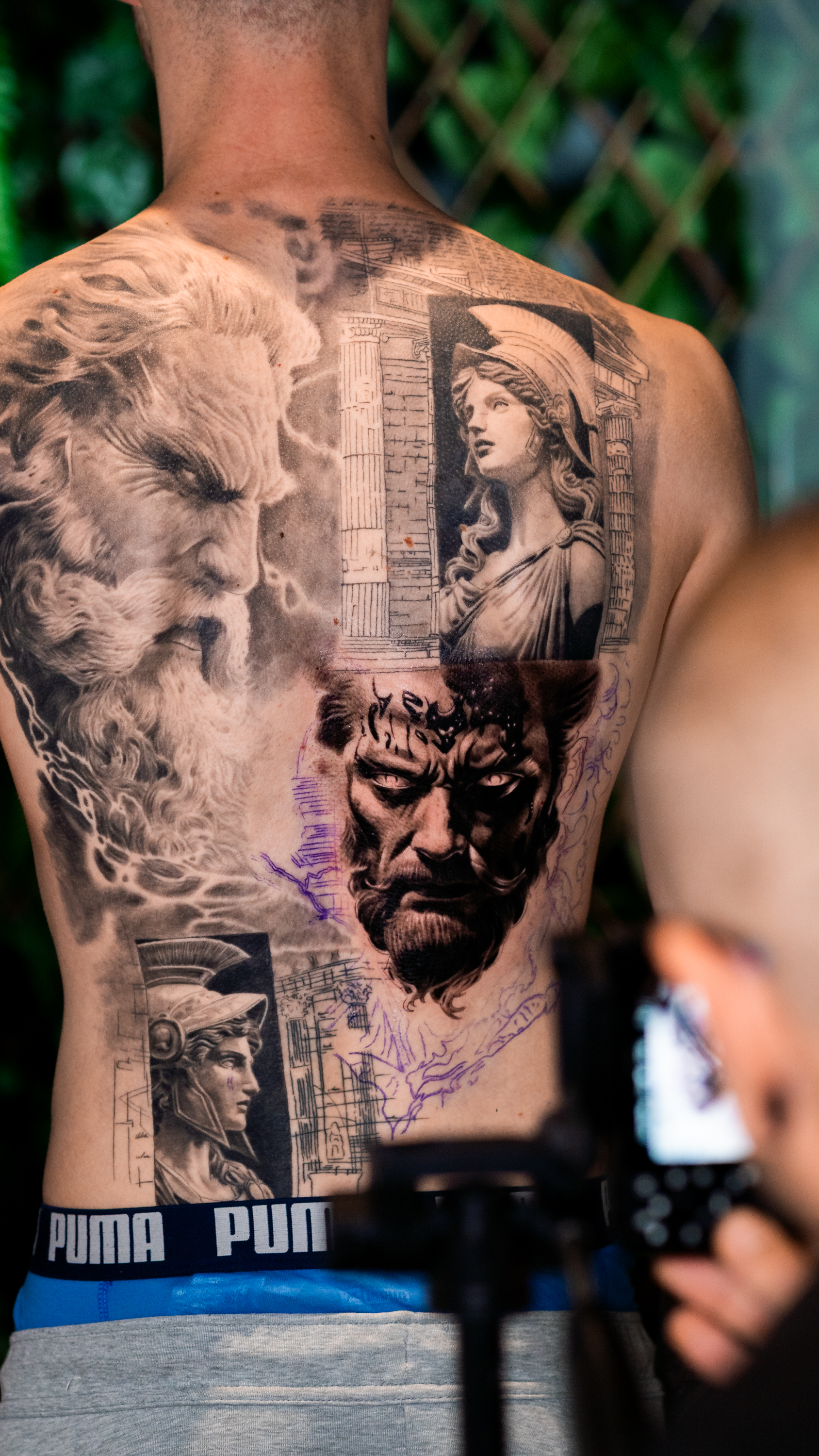 Tatuaje realista de bustos clásicos, Zeus y arquitectura griega en la espalda