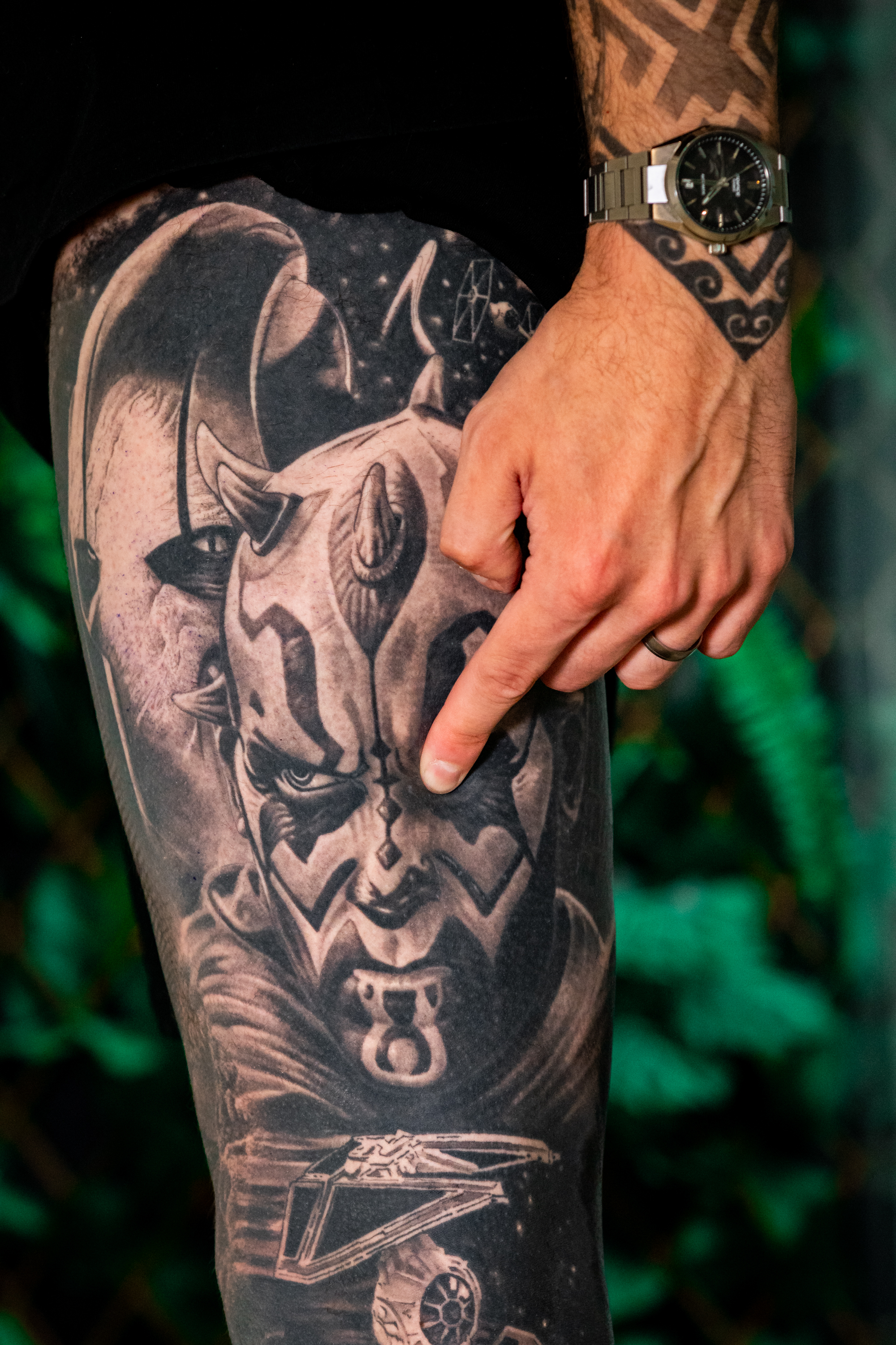Tatuaje retrato realista de personaje con cuernos en el muslo