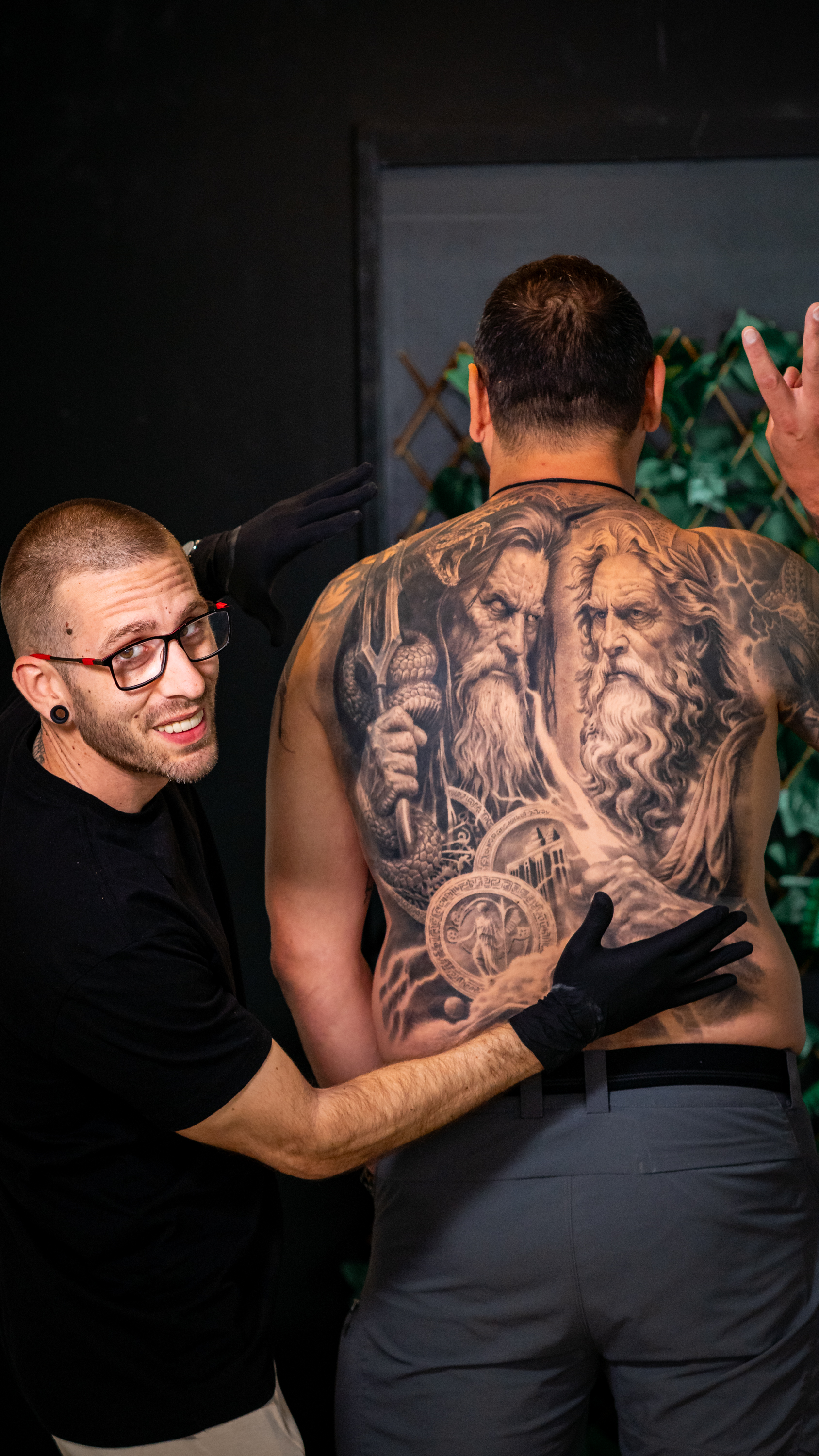 Tatuaje retrato de dioses griegos ocupando toda la espalda