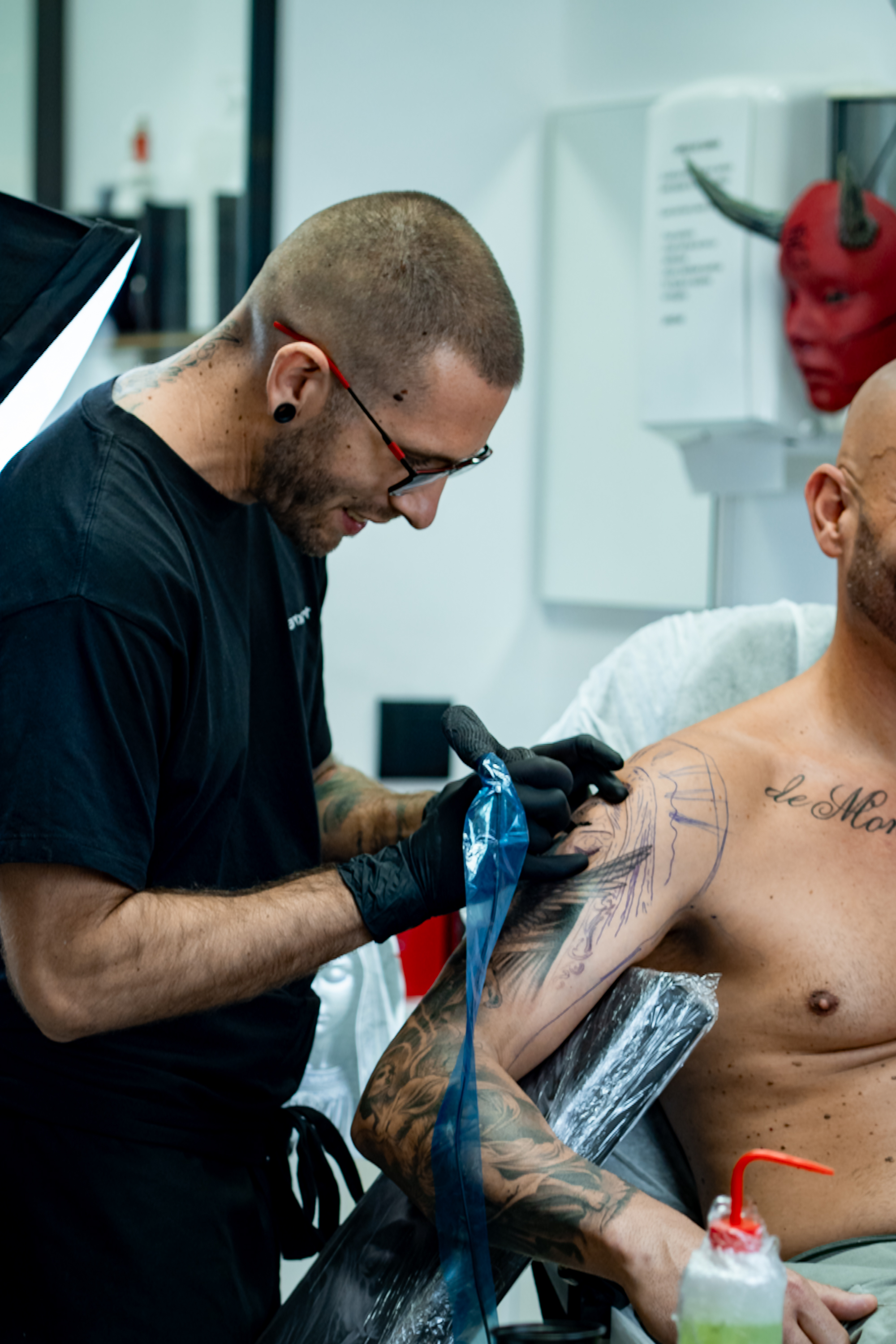 Roman Sunico tatuando en el estudio Zian Tattoo